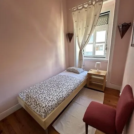 Bright And Comfortable Apartment Lisbon